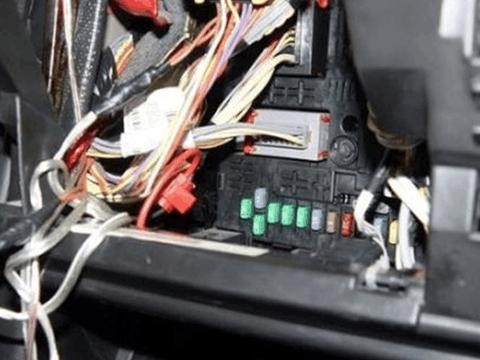 有的影响健康、有的会烧毁爱车 车内这7种常见的异味任何时候都不能忽视!