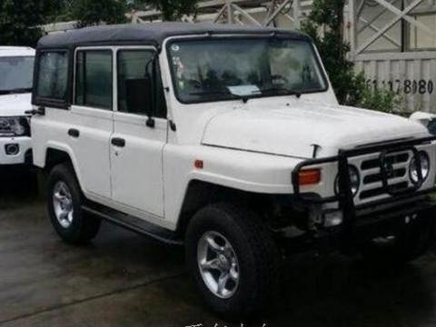 为了情怀新提一辆北汽212越野车, 刚出4S店大门就坏了, 网友: 买到正品了