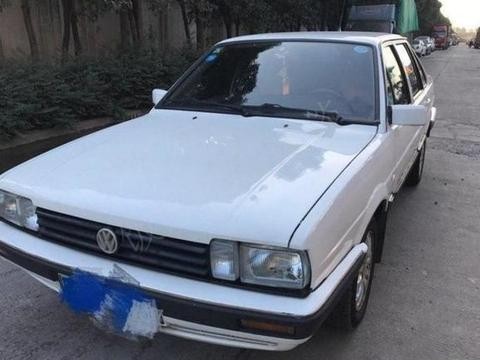 小伙刚拿驾照却不敢开别的车型上路，无奈花1.5万买辆桑塔纳练手