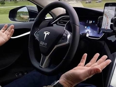 男子提特斯拉，上高速就开启自动驾驶，连撞6个石墩，车主很尴尬