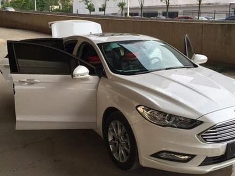 帕萨特劲敌再降4万, 比帕萨特漂亮十倍, 低油耗仅15万, 还买啥迈腾