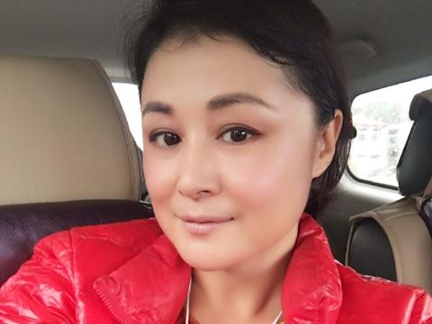 张艺谋"干女儿,17岁一夜成名,如今恋上洪金宝儿子