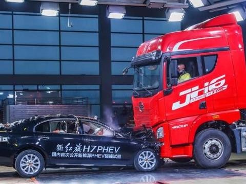 红旗这次够狠！奋力一搏直接干翻大卡车，百公里油耗仅2.4L？