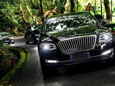 50km/h的红旗轿车撞向国产卡车，车损严重，但众人纷纷叫好！