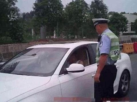 高速上一辆奥迪被举报，交警追上去拦下后吓了一大跳！