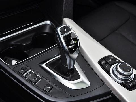 汽车高不高档，看这个位置，握着就不想放下来！