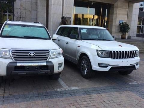 路边停了一陆巡，红旗SUV想一争高下，这样停陆巡脸都无光了！