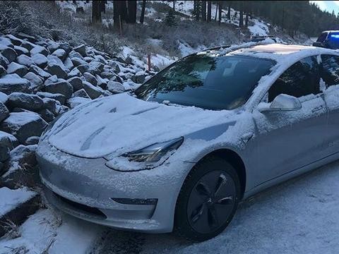 特斯拉Model 3第一起事故发生：山路雪天路滑，看着真心疼