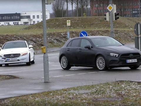 全新奔驰A级最新谍照曝光 内饰功能强大