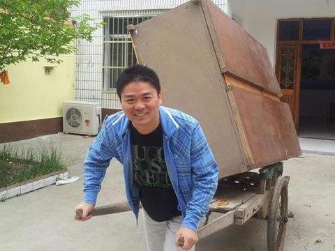 他被前妻嫌弃，现身价五百亿，开路虎送娇妻千万豪车，想收购悍马