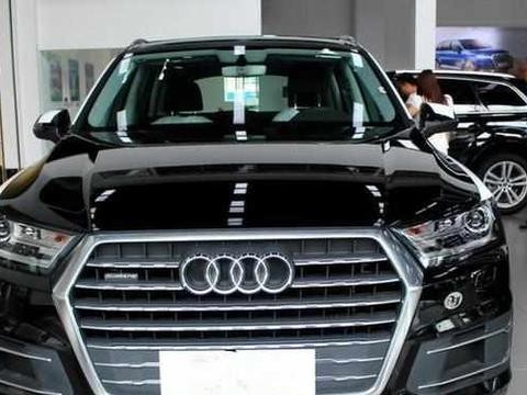 男子50万提墨版奥迪Q7，车主：2.0T动力很尴尬，高速被迈腾超车