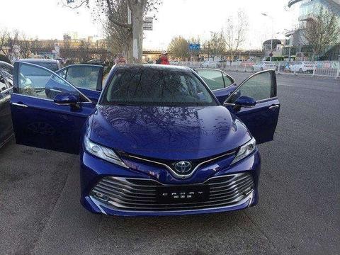 小伙32万提全新凯美瑞2.5HQ, 颜值爆表, 车主: 一箱油跑1000公里