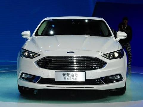 “最美中级车”又降4万，低油耗配置强，15万买啥迈腾帕萨特？