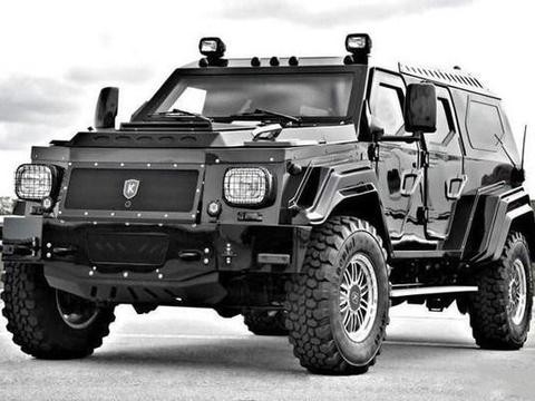 大妈巨型1500万越野车去上牌，却被交警拦下，这是为啥？