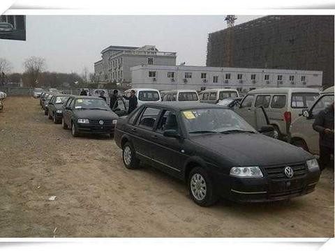上百台桑塔纳志俊库存车停满广场, 经销商: 时间有点久, 全部3万
