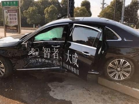 凯迪拉克猛撞奔驰E级,非常经典的文章不看后悔