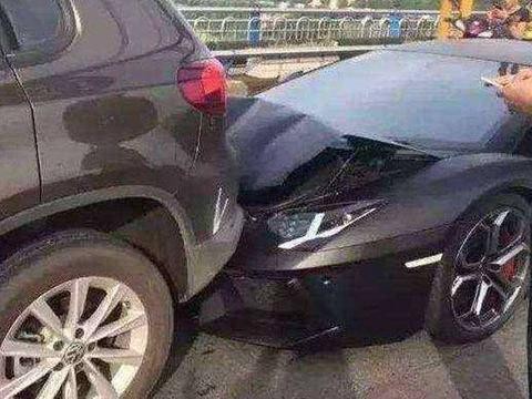 大众途观被兰博基尼追尾, 整车撞成废铁, 网友: 这质量真心不懂!