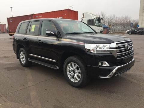 17款酷路泽4000 雄浑俊朗的外表之下，更隐藏着奔放不羁的雄心