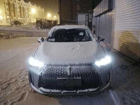 街头偶遇WEY P8路试车，车身被大雪覆盖，外观实在是太帅气