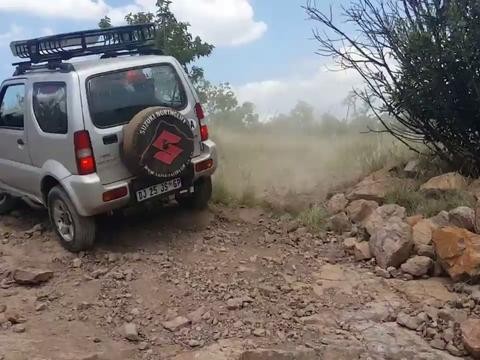 铃木吉姆尼挑战高难度越野实战