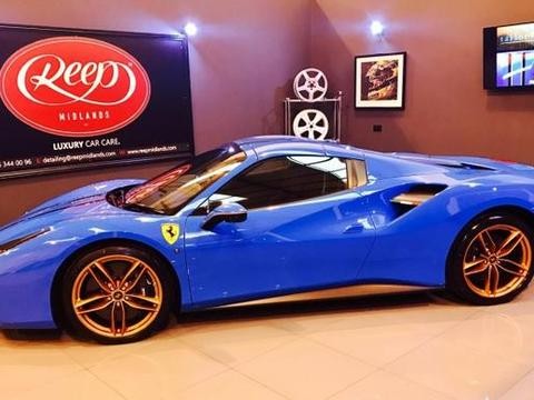 实拍定制赛车蓝涂装的法拉利488 GTB，​​​百公里加速仅需3秒