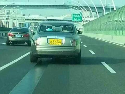 号称全国最厉害的四辆客车，挂首都、省会九五之尊车牌，太霸气了