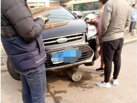 福特蒙迪欧小轿车冲上路边水泥墩 车主: 老款蒙迪欧还是很不错的