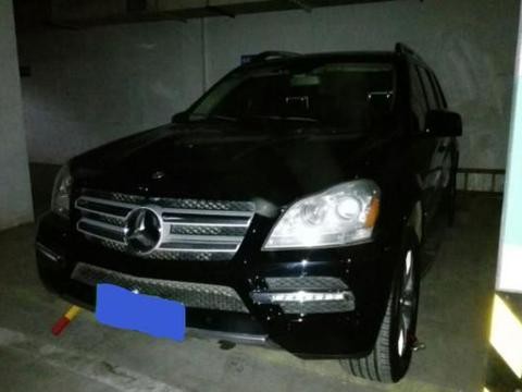 奔驰GL350被锁地下车库, 车主手握钥匙有苦难言