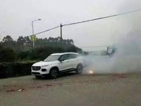 男子买车放鞭炮庆祝，一声巨响后 走进仔细一看 气的车主直哆嗦