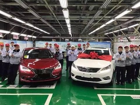 首台2018款长安逸动下线, 7万的售价70万的逼格, 吉利帝豪怕了吗?