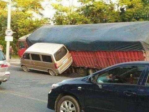 五菱又一次站在了神车巅峰，它“扶住”了30吨满载货车