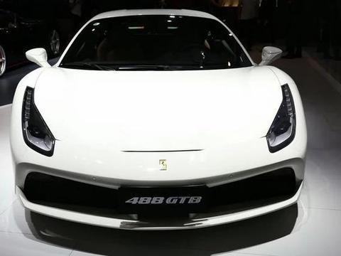 小男孩把百万法拉利当画板，车主却说画比车值钱！