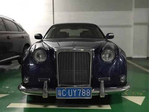停车场一台Mitsuoka Galue，与劳斯莱斯一样凸显贵族公爵的气质