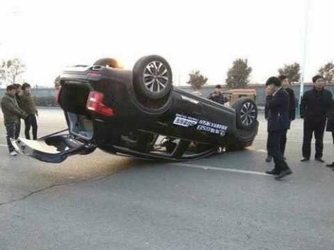 国产广汽传祺GS8试驾车翻车四轮朝天 车主: 国产就是安全