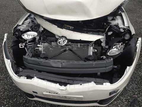 名爵6被面包车追尾, 两车差距很大, 车主: 这防撞梁够结实