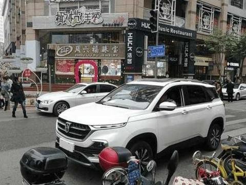 路边偶遇一辆宝骏新车，颜值比510还高，售价只有哈弗的一半