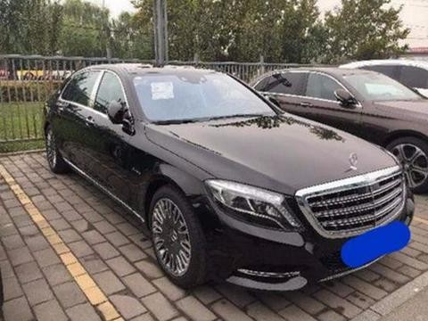 小伙开150万奔驰去买车，竟遭冷落还不让出门，一怒之下这么做！