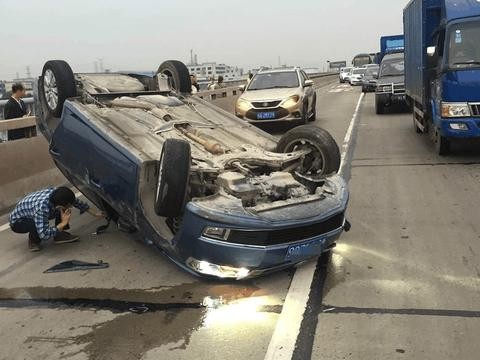 大众朗逸被比亚迪唐撞翻, 车主: 我都四脚朝天了, 你真厉害