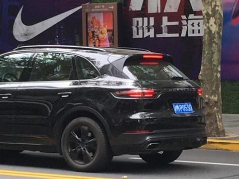 2018款保时捷卡宴, 贯穿式尾灯逼格超高,豪华SUV倍感压力