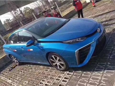 丰田氢燃料汽车现身国内，加氢3分钟，排放的是水，跨省随便跑