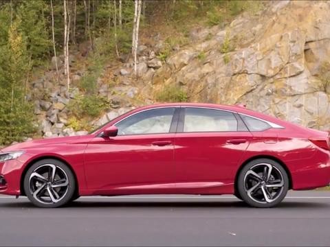 2018款丰田凯美瑞XSE VS 本田雅阁运动版动态对比