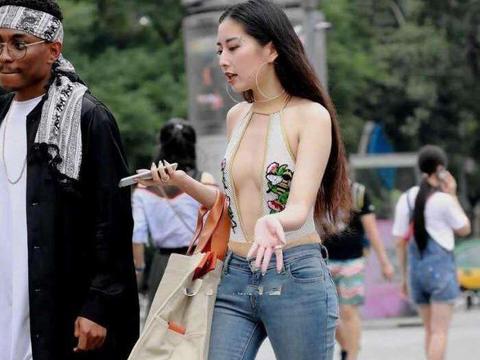 街拍: 真空搭配牛仔裤美女出门约会, 难怪我们剩男多