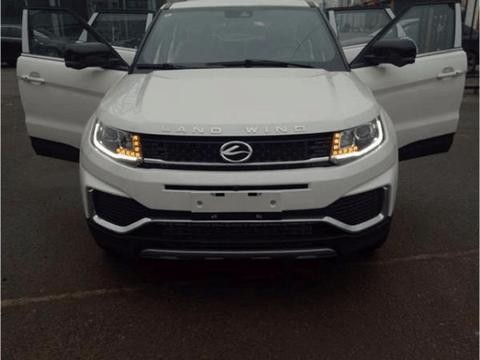 男子提新款陆风X7, 车主: 改款后就不像路虎极光了, 很后悔买它