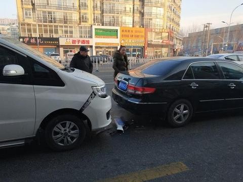 瑞风M3马路追尾本田雅阁，车主：国产车和日系车的差距也太大了