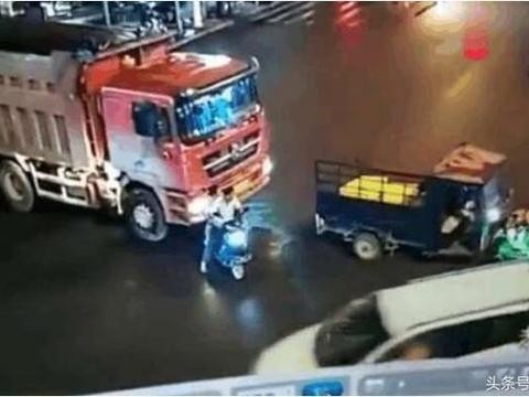 实拍：男子和老婆瞬间阴阳相隔，本来有机会逃生，却无视大货车