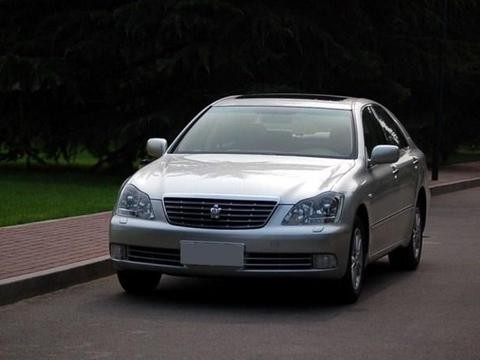 老了不中用！皇冠回光返照谋皇位，雷克萨斯ES却根本不屑？