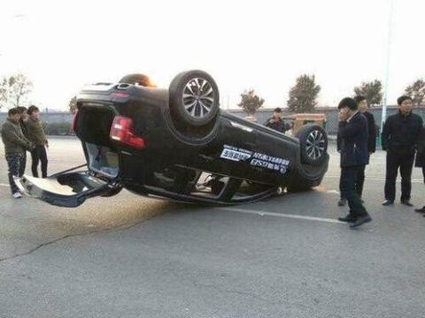 国产广汽传祺GS8试驾车翻车四轮朝天 车主: 国产就是安全！