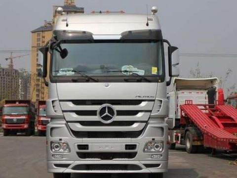 这辆奔驰Actros价值300万，18个轮子，6年的磨砺