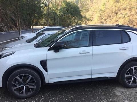 千岛湖看到已上牌领克01顶配，白色车身加黑色车顶，真的帅得掉渣