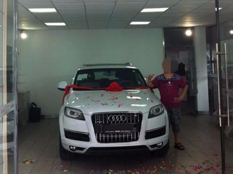 小哥被老爸给了10万买哈弗H6，结果用80000提新奥迪Q7